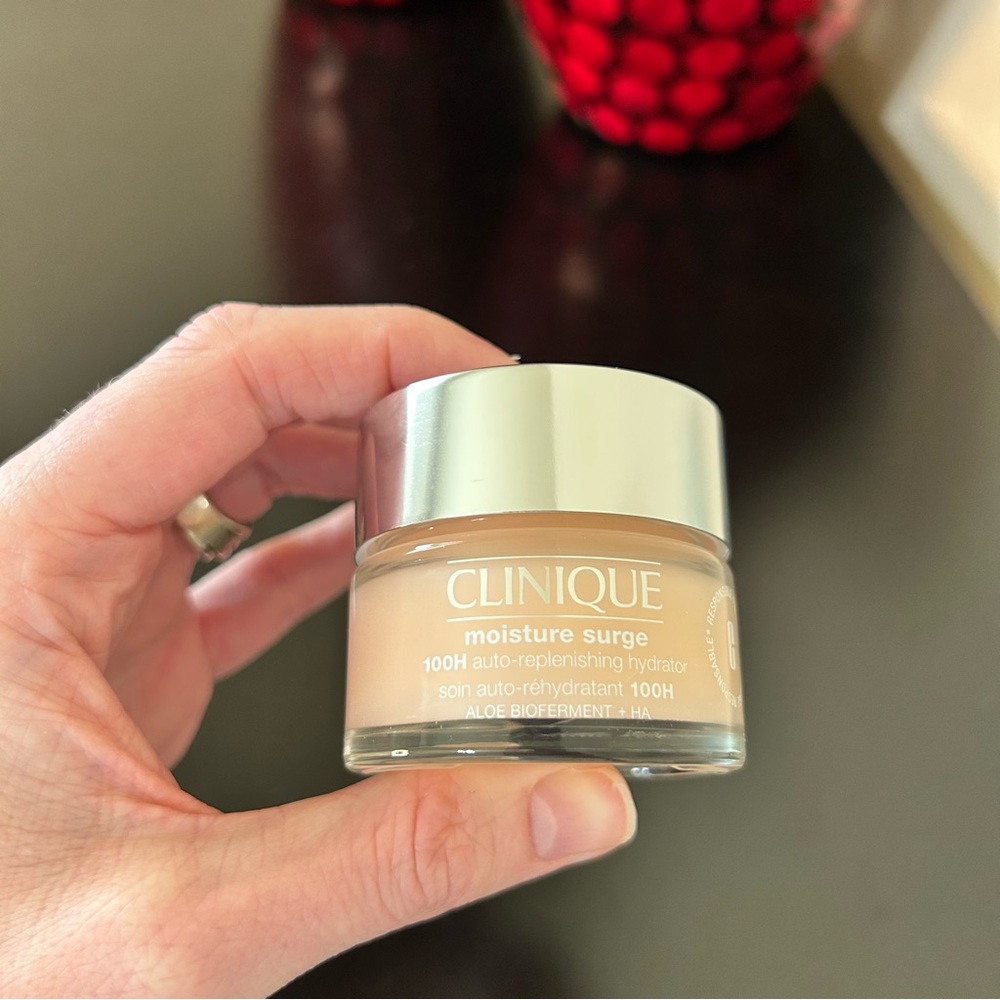 Clinique Moisture Surge 100H Auto-Replenishing Hydrator Moisturizer 1 oz - Picture 3 of 13